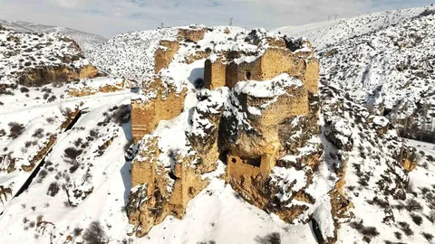 Hurman Kalesi, Büyüleyici Kar Manzarasıyla Göz Dolduruyor