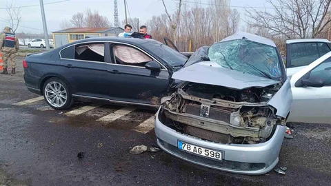 Bingöl'de Trafik Kazası: 1 Ölü, 4 Yaralı