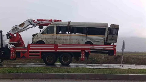 Denizli'de Takla Atan Transit Aracı Hurdaya Döndü