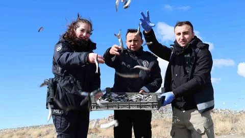 Elazığ'da Polis Ekipleri Hayvanlara Yardım Eli Uzattı