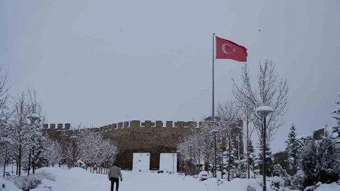 Erzurum'da Yoğun Kar Yağışı Etkili Oldu
