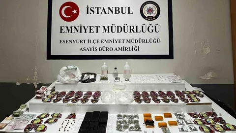 Uyuşturucu Teybin Arkasında Bulundu