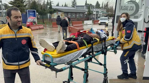 Babasını Hastaneye Götürürken Kaza Yaptı