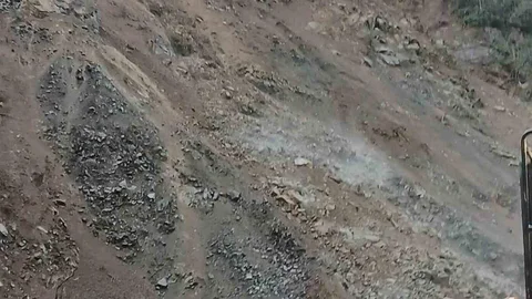 Rize'de Heyelan Köy Yolunu Kapatmıştır