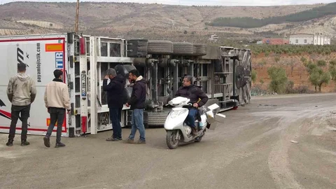 Kilis'te Tır Yan Yattı