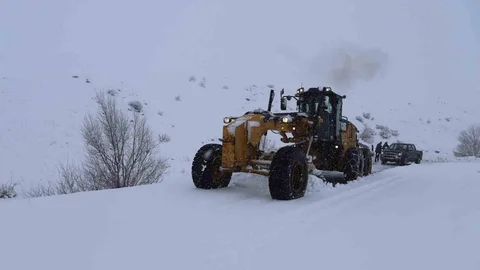 Ağrı’da Kar Yağışı Nedeniyle 377 Yol Kapandı