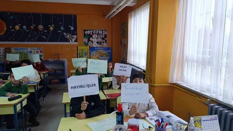 Efeler'de Öğrencilerden Nezaket Etkinliği