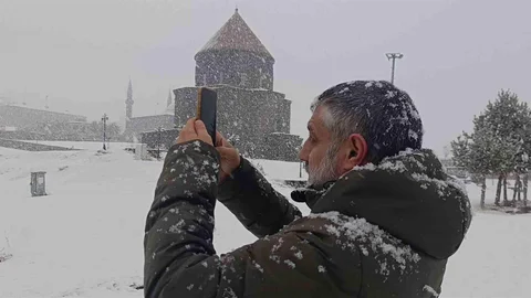Kars'ta Yoğun Kar Yağışı Başladı