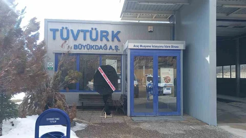 Tunceli'de TÜVTÜRK Önüne Çelenk Bırakıldı