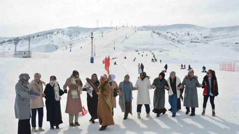 Kursiyer Kadınlar Halay Çekip Kızakla Kaydı