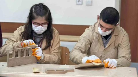 Engelli Öğrenciler Ahşapla Sanat Yapıyorlar