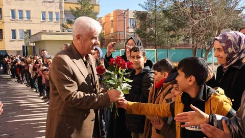 Diyarbakır'da Emekli Öğretmen Coşkuyla Uğurlandı