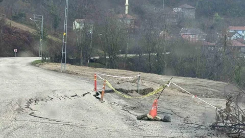 Kastamonu'da Heyelan Sonrası Yol Çöktü
