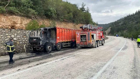 Bilecik'te Seyir Halindeki Kamyon Yandı