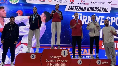 Kayserili Karateciler Sakarya'dan Madalyalarla Döndü