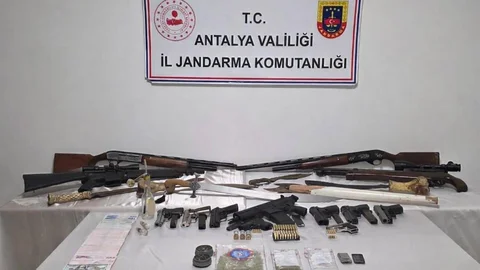 Antalya'da Silah ve Uyuşturucu Ele Geçirildi