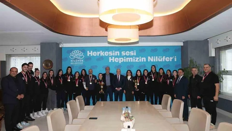 Nilüfer’in Şampiyon Kızları Kupalarını Getirdi