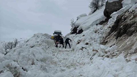 Hakkâri'de Öğrenci Servisi Çığa Yakalandı