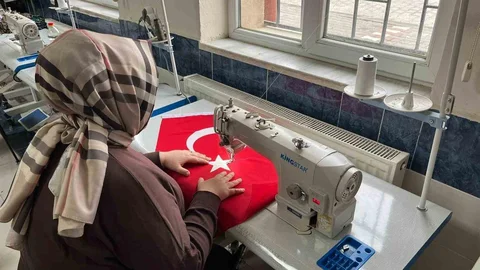 Kütahya'da El Yapımı Türk Bayrakları Hazırlandı