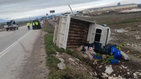 Kamyonet Şarampole Devrildi, Sürücü Sağ Kurtuldu