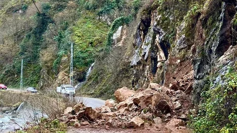 Giresun'da Heyelanlı Yolda Ulaşım Açıldı