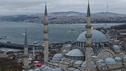 İstanbul'da Ramazan Mahyaları Asılmaya Başladı