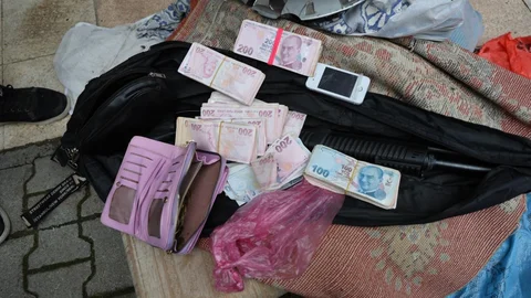 Mersin'de Çöp Evden Para ve Silah Çıktı