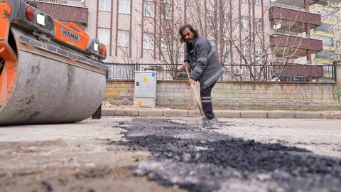 Elazığ'da Asfalt Yama Çalışmaları Devam Ediyor