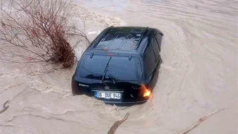 Kocaeli'de Dereye Düşen Araç Bulundu