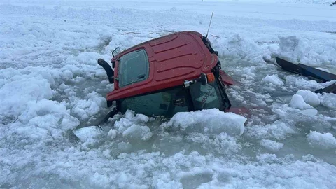 Çıldır Gölü'nde Traktör Suya Gömüldü