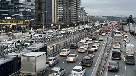İstanbul'da Trafik Yoğunluğu Yükseldi