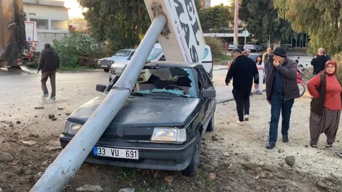 Mersin'de Tabela Devrildi, Kamyon Şoförü Yaralandı
