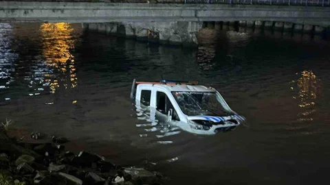 Bakırköy'de Zabıta Aracı Denize Düştü
