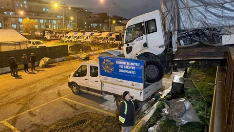 Esenyurt'ta Park Halindeki Kamyonun Düşmesi