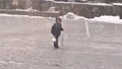 Kar Altında İstiklal Marşı Okuyan Çocuk