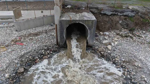 İstanbul'da Atık Sular Deniz Rengini Değiştiriyor