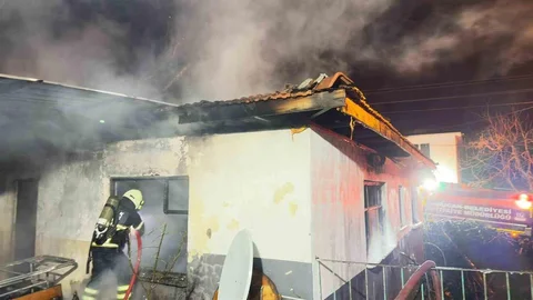 Burdur'da Müstakil Ev Yandı