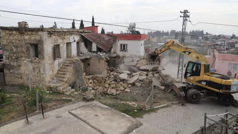 Akdeniz'de Metruk Yapılarla Mücadele Sürüyor: Evci'de 2 Katlı Harabe Yıkıldı