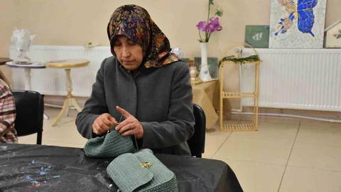 Gaziantep'te Depremzede Kadın El Sanatlarıyla İyileşiyor