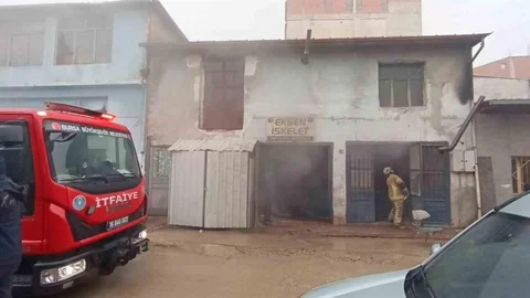 Bursa'da Mobilya İmalathanesinde Yangın Çıktı