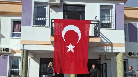 İzmir'de Türk Bayrağı Gururla Dalgalandı