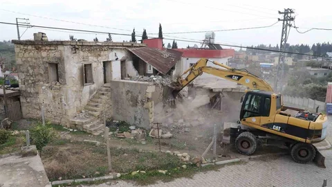 Mersin'de Metruk Bina Yıkıldı