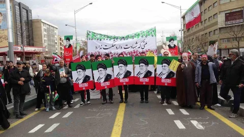 İran'da Devrim Kutlamaları Coşkuyla Gerçekleşti