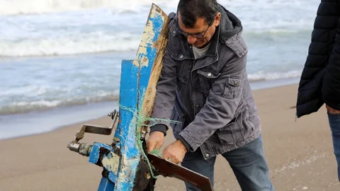 Sakarya'da Balıkçının Teknesi Karaya Vurdu