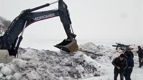 Çıldır Gölü'nde İş Makinası Kurtarıldı