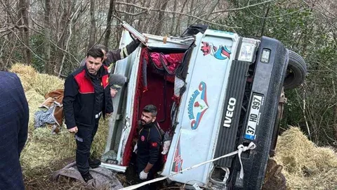 Kastamonu'da Kamyonet Devrildi, İki Yaralı