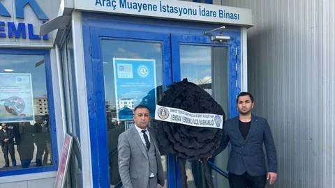 Mersin Erdemli'de Emşav'dan Protesto: Ankara'da Darp Edilerek Ölen Polis Melih Okan Keskin İçin Siyah Çelenk