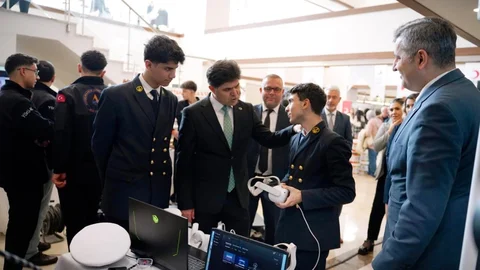 Mersin Üniversitesi'nde İstihdam Buluşması: İl Milli Eğitim Müdürü Stantları Ziyaret Etti