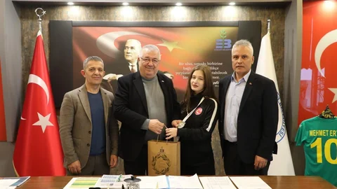 Edremit’te Ecrin Yanıt’tan Yeni Şampiyonluk