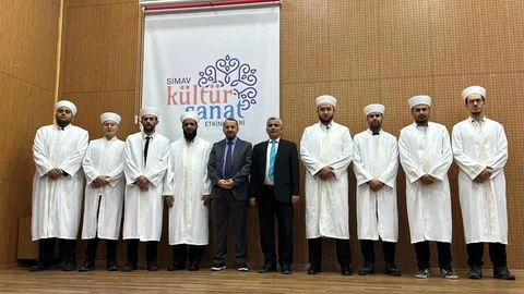 Simav’da Yeni Din Görevlilerine Cübbe Giydirildi